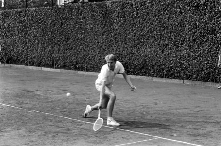 Tennistoernooi in Hilversum, de Nederlander Evert Schneid in actie, Bestanddeelnr 917-9781