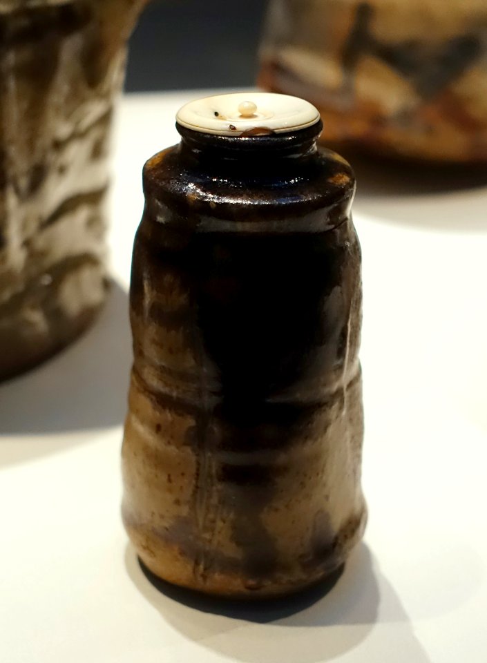 Tall tea caddy, Japan, Mino kilns, Motoyashiki kiln, Momoyama period, 1607-1615, stoneware, wood-ash and iron glazes, ivory lid - Freer Gallery of Art - DSC04736