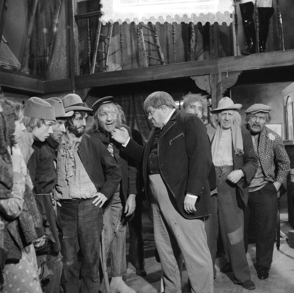 Televisiestuk Drie stuivers opera , Hans Kaart (Peachum) temidden van bedelaa…, Bestanddeelnr 911-7337