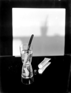 Tandenborstel in een glas water met een tube tandpasta ernaast, Bestanddeelnr 252-0300 photo