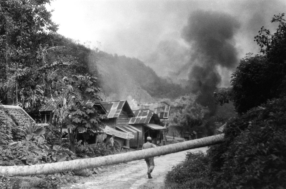 Ten noorden van Fort de Kock (Sumatra) werd door voortvluchtende bendeleden een , Bestanddeelnr 3074