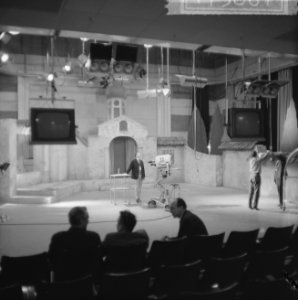Televisiestudio in Amsterdam in Bellevue, eerste decor staat reeds gereed, Bestanddeelnr 917-5861