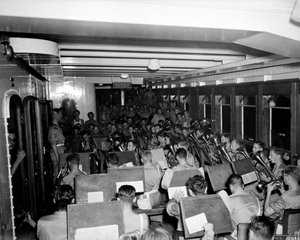 Tandjong Priok. Optreden van de Prins Bernhard Kapel, Bestanddeelnr 10412