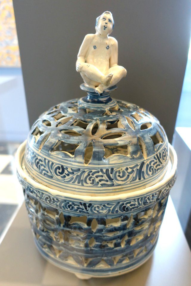 Talavera burner with lid, ceramic - Museo Nacional de Artes Decorativas - Madrid, Spain - DSC08097
