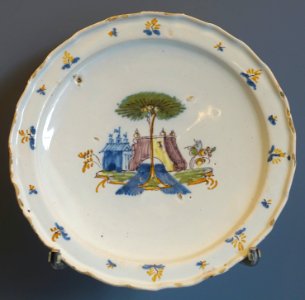 Talavera plate with chaparro, ceramic - Museo Nacional de Artes Decorativas - Madrid, Spain - DSC08127