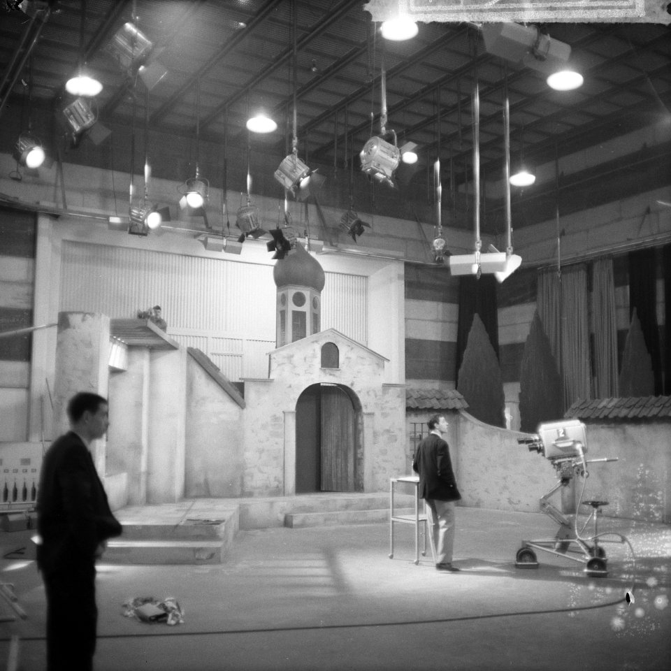 Televisiestudio in Amsterdam in Bellevue, eerste decor staat reeds gereed, Bestanddeelnr 917-5863
