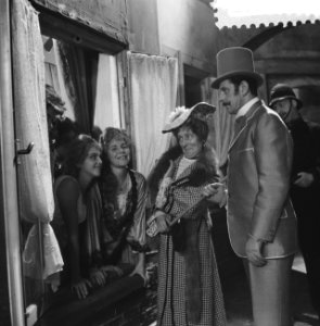 Televisiestuk Drie stuivers opera, Enny Mols-de Leeuwe en Joop Doderer, Bestanddeelnr 911-7333