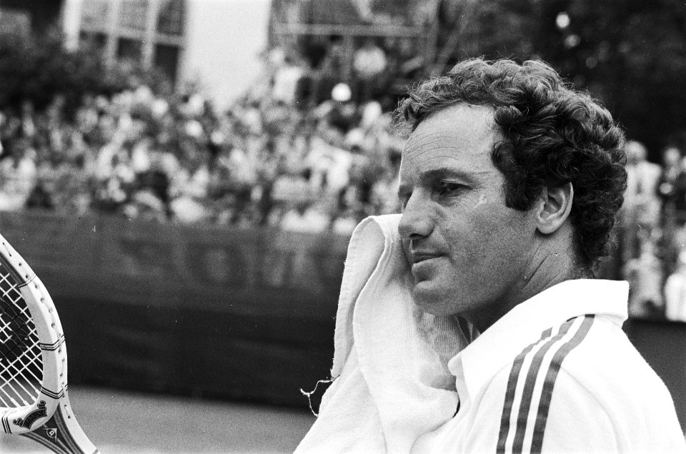 Tennistoernooi Melkhuisje Hilversum Tom Okker rust uit (close), Bestanddeelnr 929-8346