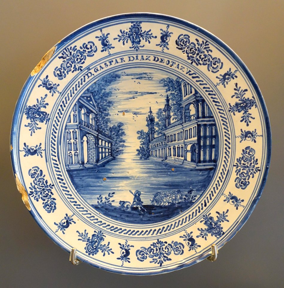 Talavera salvilla (fruit tray), ceramic - Museo Nacional de Artes Decorativas - Madrid, Spain - DSC08138