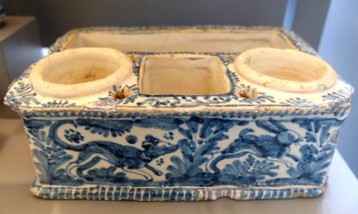 Talavera inkstand, ceramic - Museo Nacional de Artes Decorativas - Madrid, Spain - DSC08100