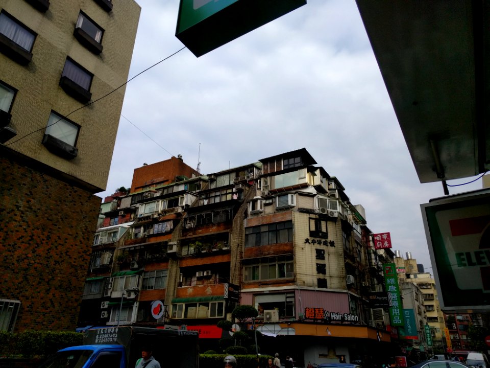 Taipei-apartments-with-rooftop-additions