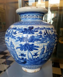Talavera vase, ceramic - Museo Nacional de Artes Decorativas - Madrid, Spain - DSC08103