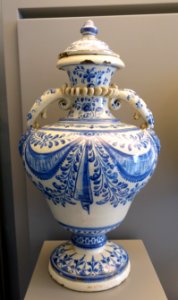 Talavera vase, ceramic - Museo Nacional de Artes Decorativas - Madrid, Spain - DSC08137
