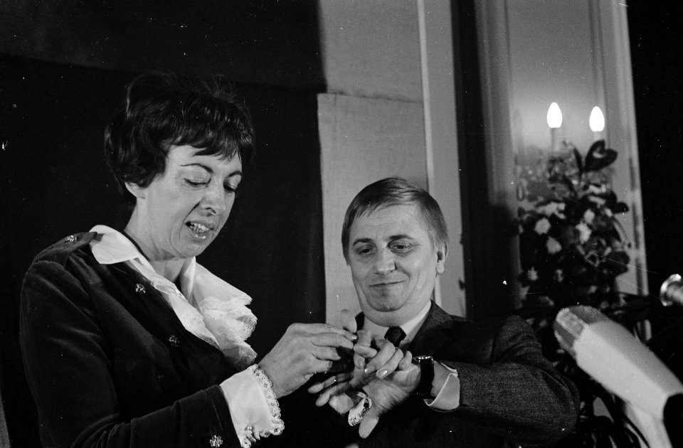 Televizierring voor Leen Jongewaard, Hetty Blok schuift ring om bij Leen Jongewa, Bestanddeelnr 920-9875