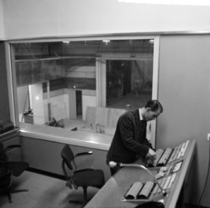 Televisiestudio Amsterdam (oude Bellevue), de eerste schijnwerpers staan al in d, Bestanddeelnr 917-5417