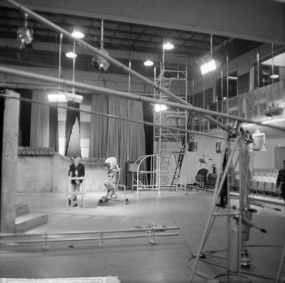 Televisiestudio in Amsterdam in Bellevue, eerste decor staat reeds gereed, Bestanddeelnr 917-5862