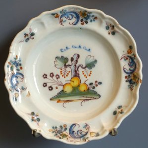Talavera plate, ceramic - Museo Nacional de Artes Decorativas - Madrid, Spain - DSC08129