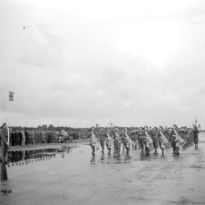 Tamboerkorps tijdens het defilé links staand in de hofauto koningin Wilhelmina , Bestanddeelnr 255-7712