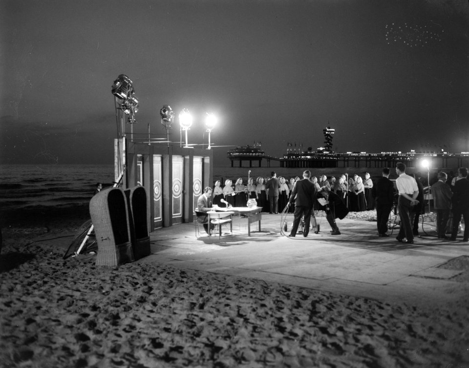 Televisie-uitzending Voor de vuist weg met Willem Duys aan het strand van Sche, Bestanddeelnr 918-0919