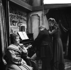 Televisiestuk Drie stuivers opera, Enny Mols-de Leeuwe (mevr Peachum), Hans K, Bestanddeelnr 911-7342