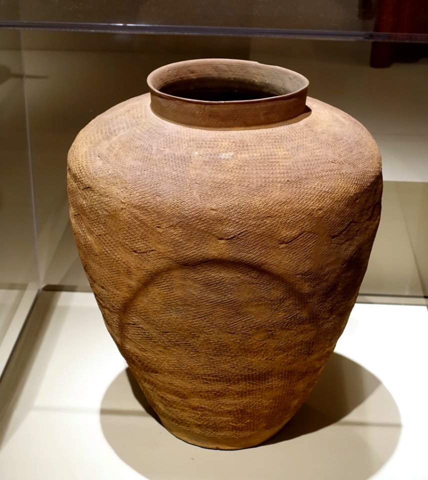Tall storage jar, Jiangsu or Zhejiang province, China, Eastern Zhou period, 770-256 BC, stoneware with impressed lattic design - Portland Art Museum - Portland, Oregon - DSC08398
