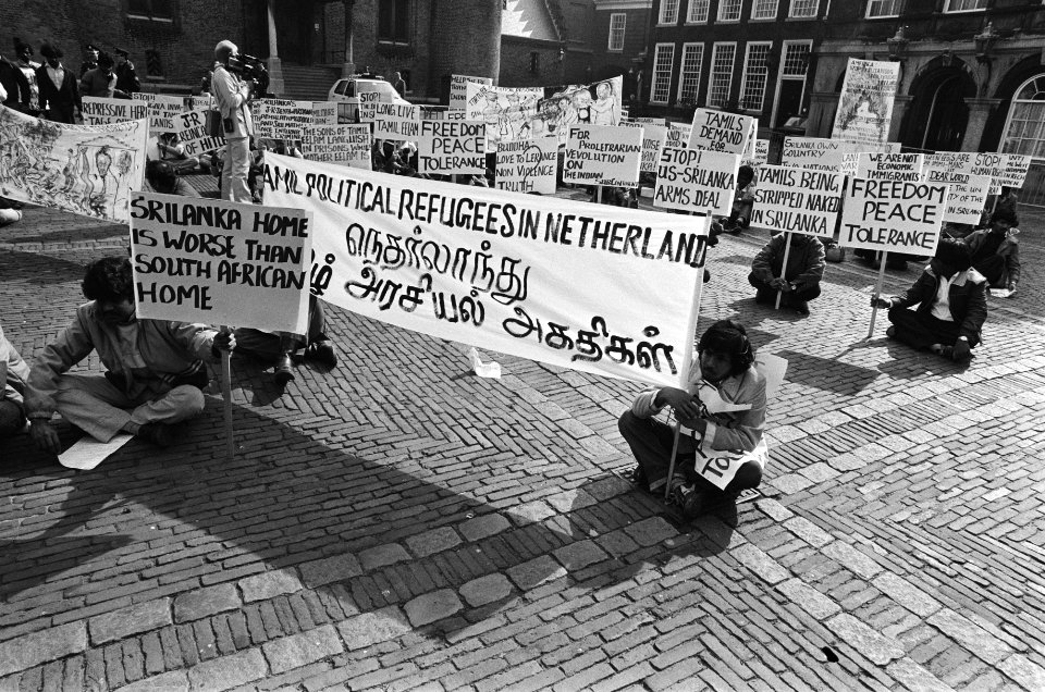 Tamils demonstreren op Binnenhof tegen de nieuwe noord-bed-bad regeling, Bestanddeelnr 933-3011