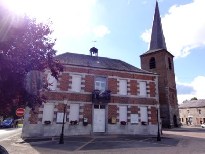 Taisnières-en-Thiérache (Nord, Fr) mairie et tour de l'eglise