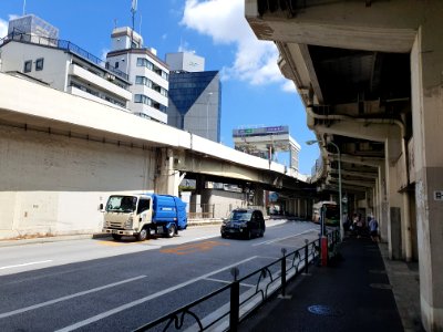 Tengenji toll gate, garbage truck, bus stopping, under 首都高速2号目黒線