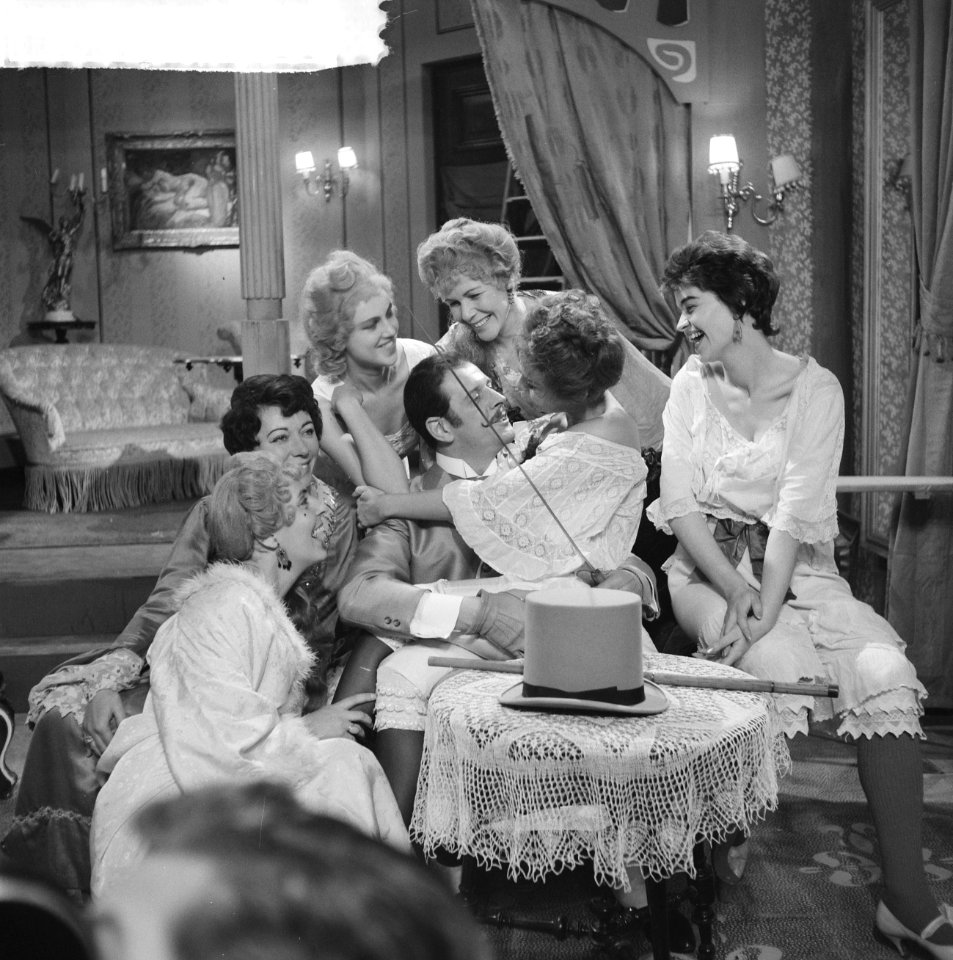 Televisiestuk Drie stuivers opera , Mackie Messer (Joop Doderer) in het bordee, Bestanddeelnr 911-7344