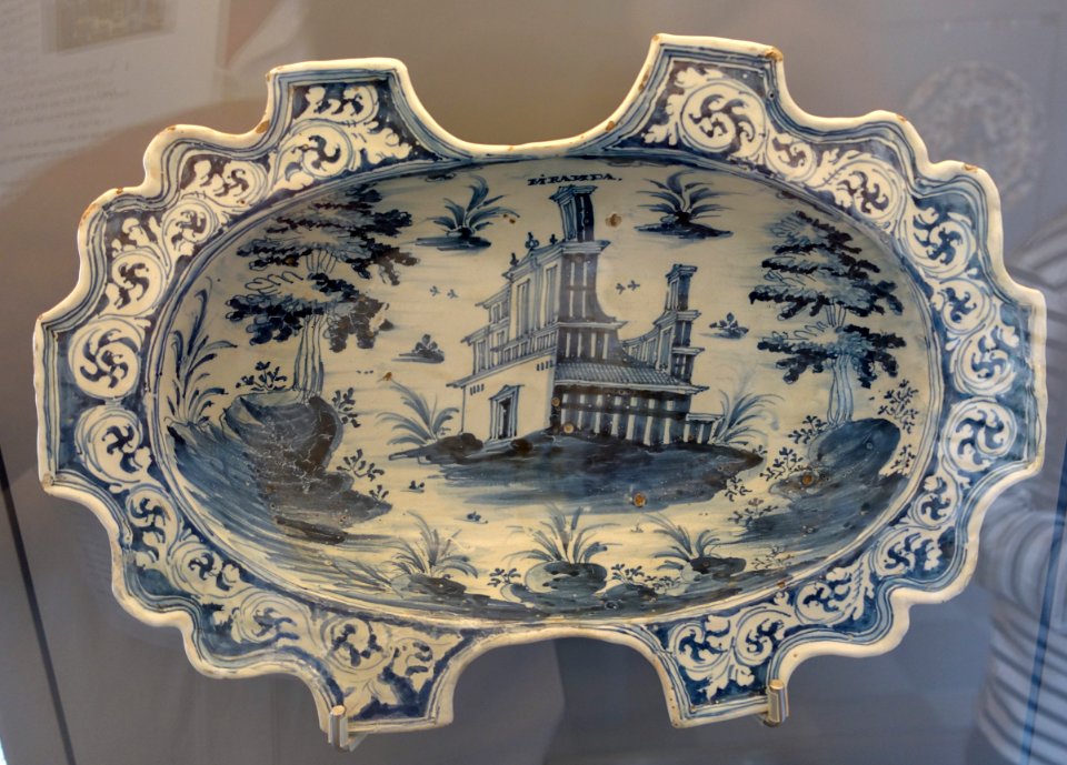 Talavera oval platter with rocaille waved rim, ceramic and oriental architecture - Museo Nacional de Artes Decorativas - Madrid, Spain - DSC08098