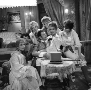 Televisiestuk Drie stuivers opera , Mackie Messer (Joop Doderer) in het bordee, Bestanddeelnr 911-7345