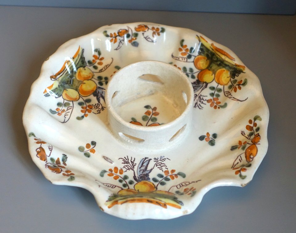Talavera mancerina (chocolate cup holder), ceramic - Museo Nacional de Artes Decorativas - Madrid, Spain - DSC08131