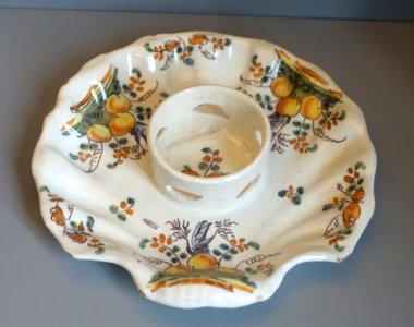 Talavera mancerina (chocolate cup holder), ceramic - Museo Nacional de Artes Decorativas - Madrid, Spain - DSC08131