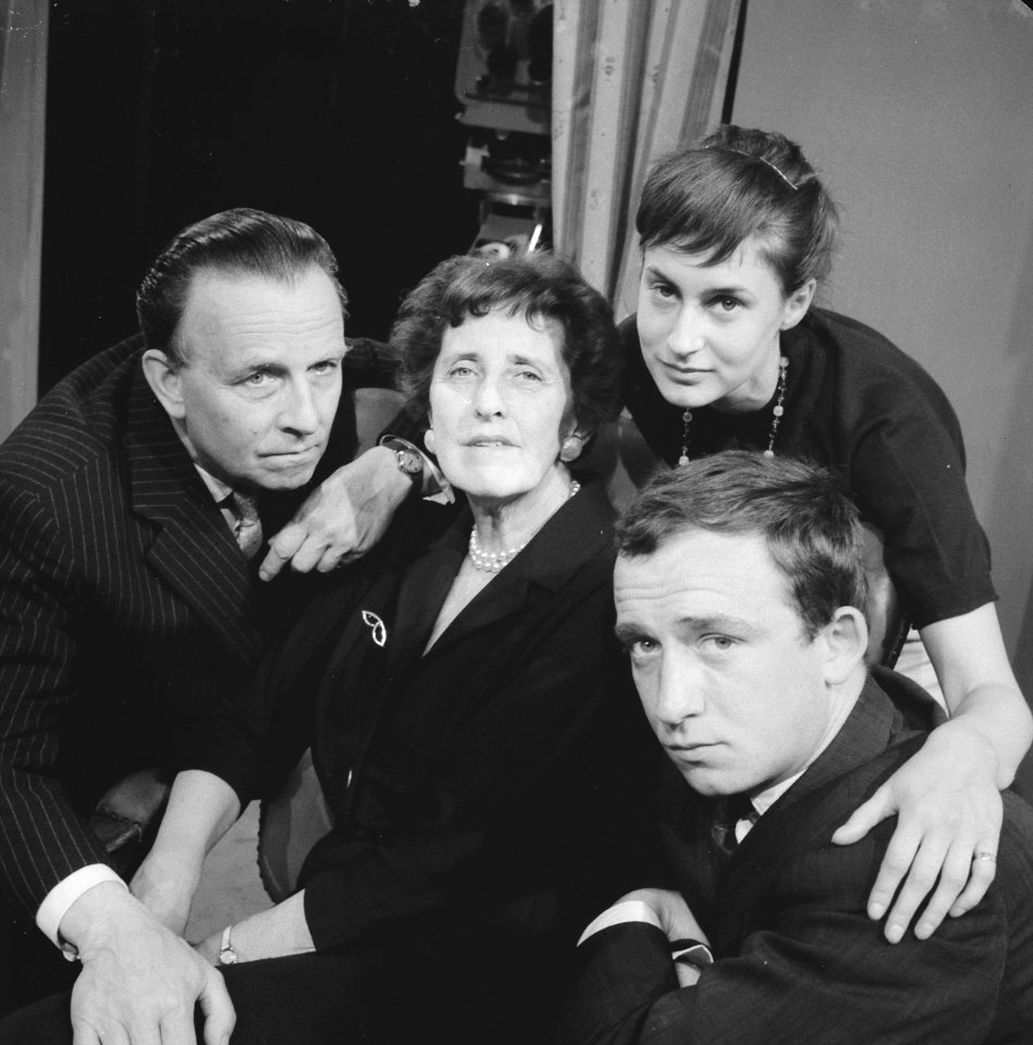 Televisiespel Zwarte Kant Vlnr Adolf Rijkers, Loudi Nijhoff, Martine Crefcour,, Bestanddeelnr 912-4889