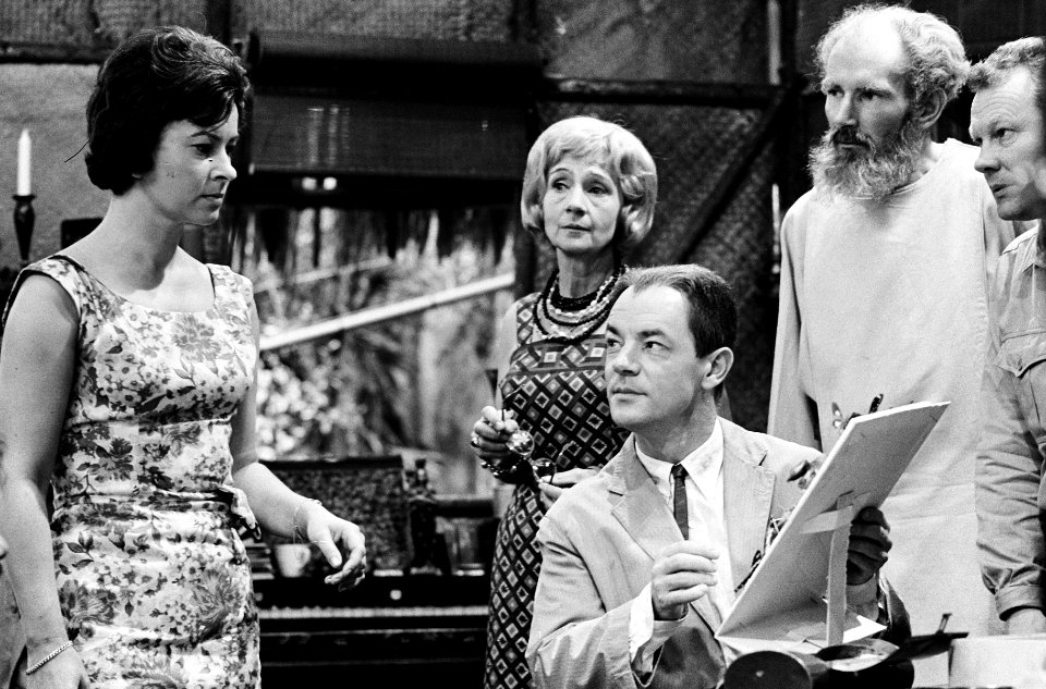 Televisiestuk "Oponthoud in de jungle" nummer 14. Mary Smithuysen, Yda Andrea, Ton van Duinkerken en Jo van der Ven, Bestanddeelnr 915-6135