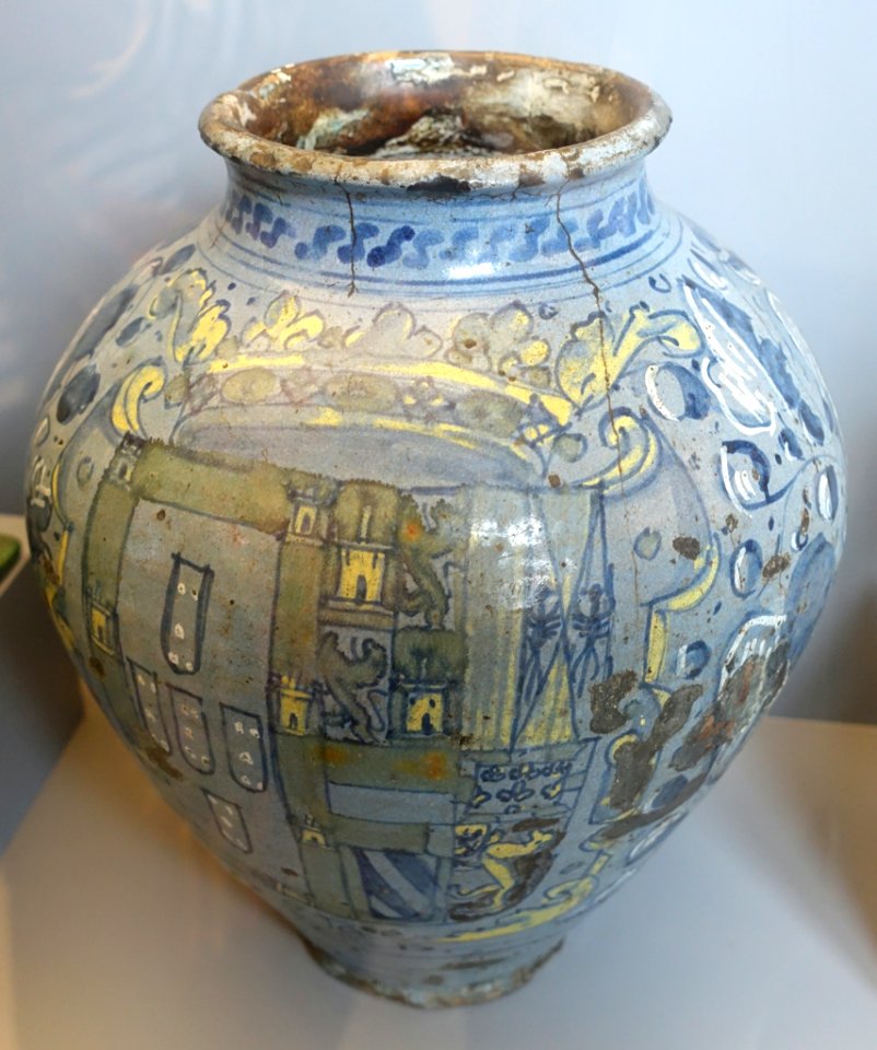 Talavera vase with coat of arms of King Sebastian of Portugal, c. 1574 AD, ceramic - Museo Nacional de Artes Decorativas - Madrid, Spain - DSC08119