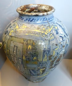 Talavera vase with coat of arms of King Sebastian of Portugal, c. 1574 AD, ceramic - Museo Nacional de Artes Decorativas - Madrid, Spain - DSC08119