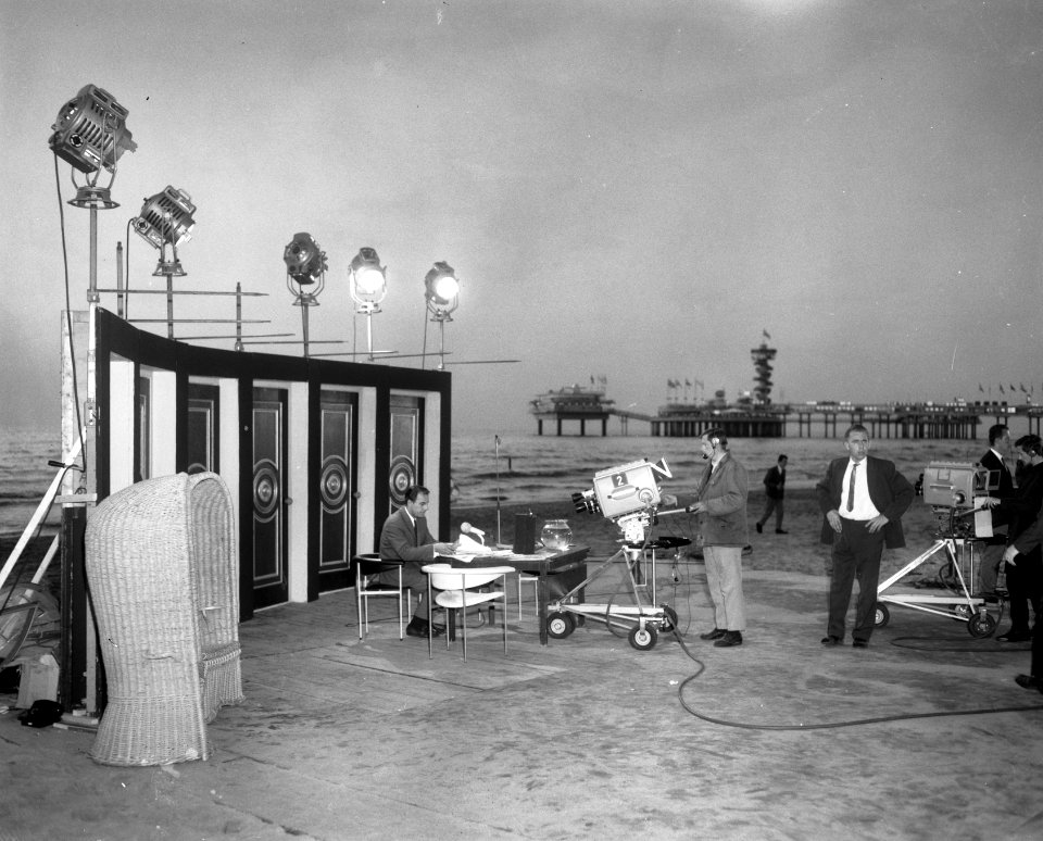 Televisie-uitzending Voor de vuist weg met Willem Duys aan het strand van Sche, Bestanddeelnr 918-0920