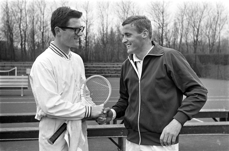 Tennis Nederland tegen Oostenrijk, Detlev Hedry (l) feliciteert Jan Hayer die wo, Bestanddeelnr 916-3470