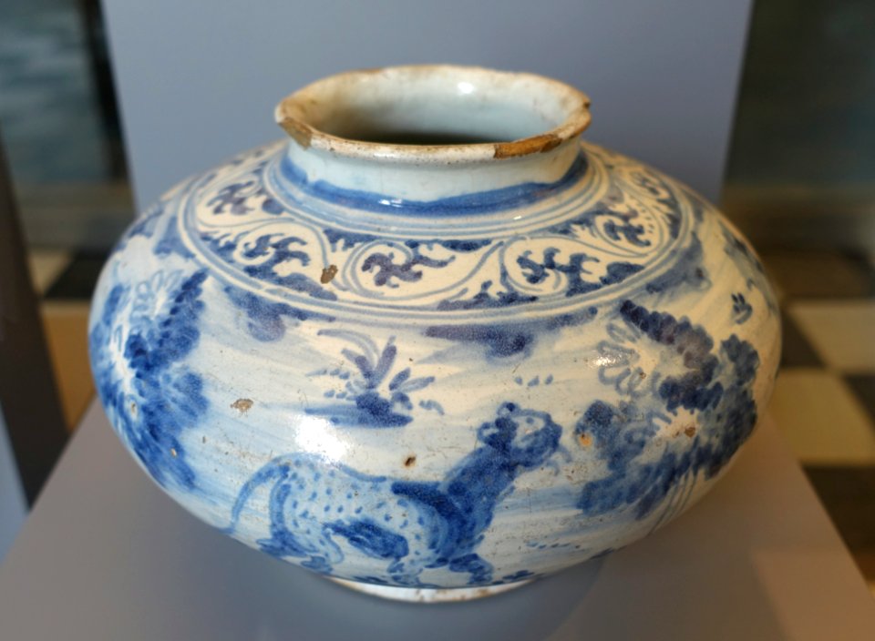Talavera vase, ceramic - Museo Nacional de Artes Decorativas - Madrid, Spain - DSC08108
