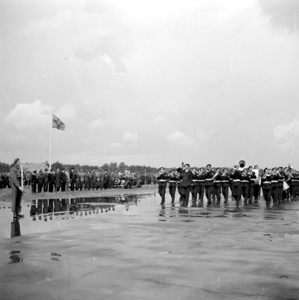 Tamboerkorps tijdens het defilé links staand in de hofauto koningin Wilhelmina , Bestanddeelnr 255-7714