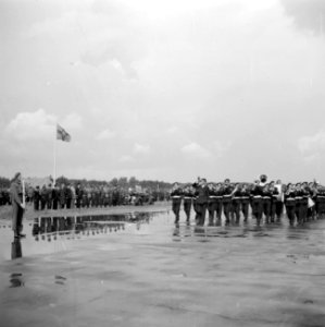 Tamboerkorps tijdens het defilé links staand in de hofauto koningin Wilhelmina , Bestanddeelnr 255-7714