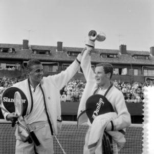 Tenniskampioenschap Nederland, Tom Okker en Jan Hajer huldiging met beker, Bestanddeelnr 916-7727