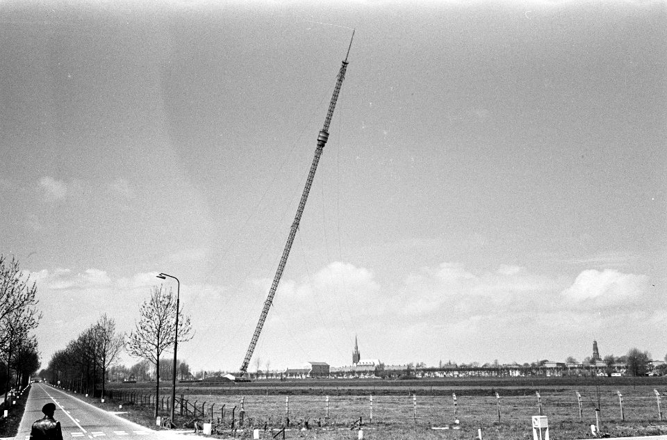 Televisietoren te IJselstijn omver gehaald 210 meter hoge toren tijdens zijn val, Bestanddeelnr 913-8973