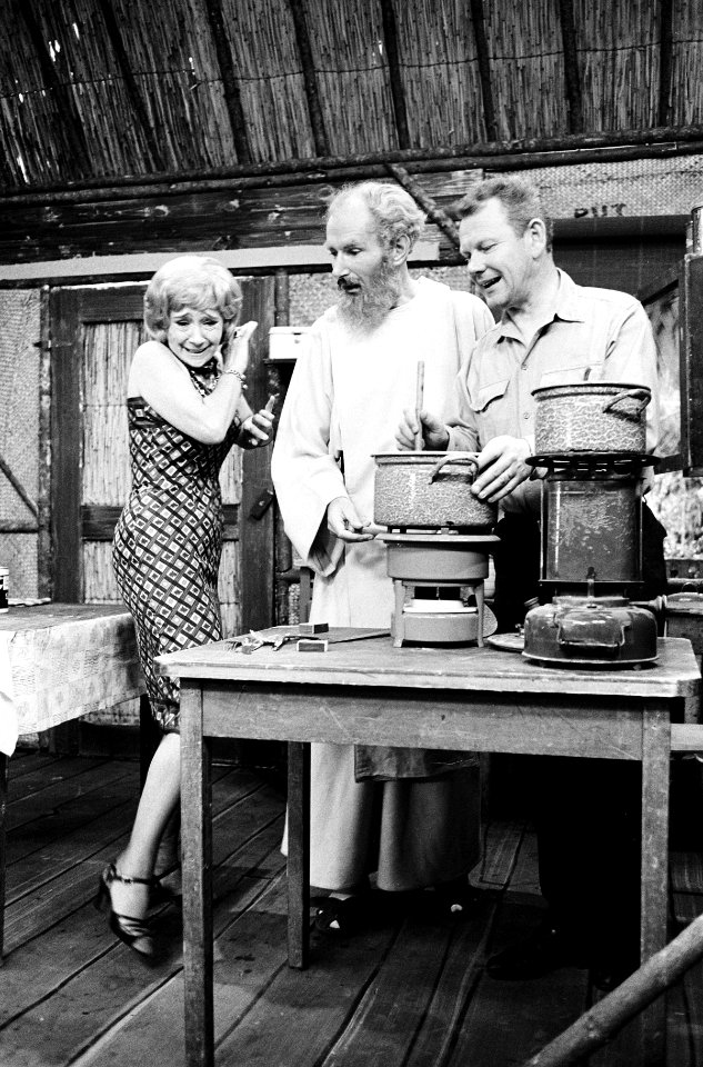 Televisiestuk Oponthoud in de jungle nummer 10 . Yda Andrea , J. van der Ven en Fr, Bestanddeelnr 915-6134