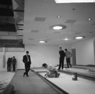 Televisiestudio Amsterdam (oude Bellevue), de eerste schijnwerpers staan al in d, Bestanddeelnr 917-5415