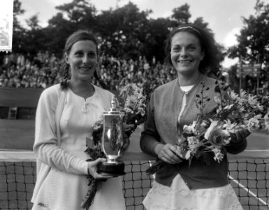 Tennis te Hilversum, dames enkelspel links mejuffrouw F. Durr (Frankrijk) met be, Bestanddeelnr 917-9965