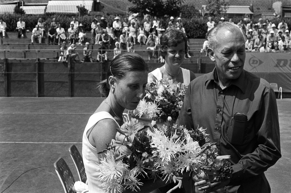 Tennis op Metzbanen Scheveningen, Betty Stove met bloemetjes, Bestanddeelnr 928-6752