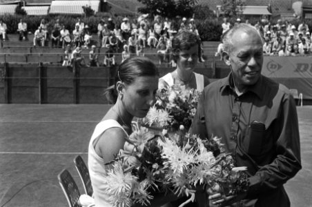 Tennis op Metzbanen Scheveningen, Betty Stove met bloemetjes, Bestanddeelnr 928-6752