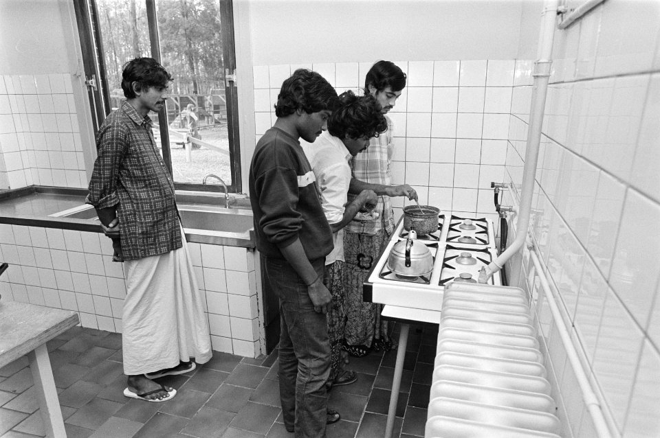 Tamils in keuken van opvangcentrum Boszicht te Apeldoorn, Bestanddeelnr 933-2842